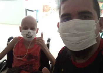 Adolescente do Acre com leucemia pede ajuda para custear tratamento em São Paulo