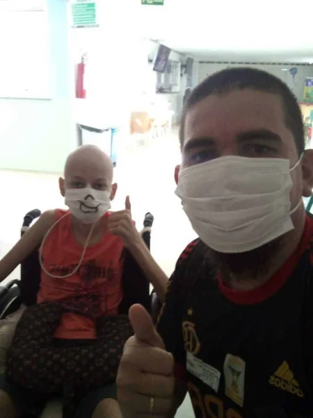 Adolescente do Acre com leucemia pede ajuda para custear tratamento em São Paulo