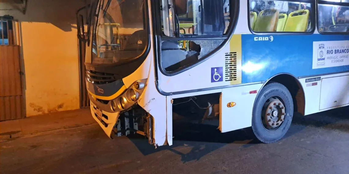 Jovem é arremessado após batida em ônibus e vai para o PS em estado grave