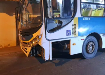 Jovem é arremessado após batida em ônibus e vai para o PS em estado grave
