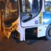 Jovem é arremessado após batida em ônibus e vai para o PS em estado grave