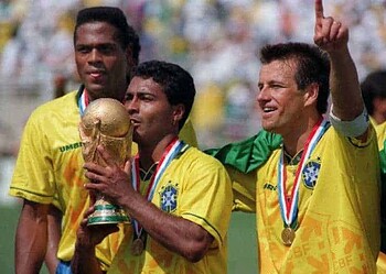 Justiça penhora bens de Romário por dívida com Dunga; treta envolve a Seleção Brasileira