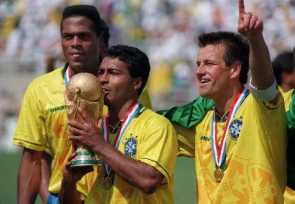 Justiça penhora bens de Romário por dívida com Dunga; treta envolve a Seleção Brasileira