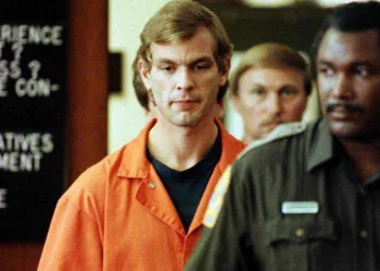 Jeffrey Dahmer: Mãe de vítima alega que assassinato não aconteceu como série retrata