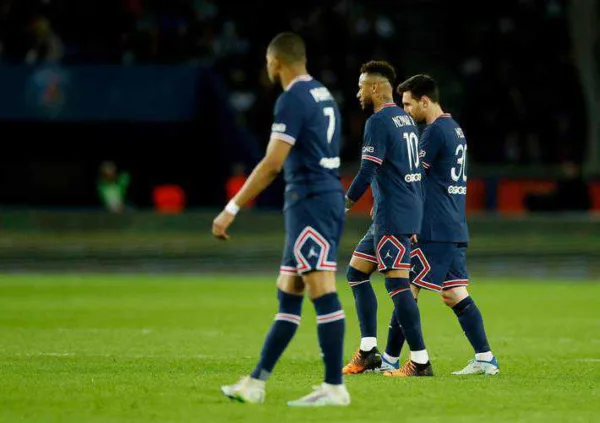 PSG dispôs de R$ 2,5 bilhões para rescindir com Neymar e Messi e agradar a Mbappé, informa jornal