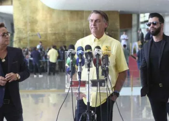 Bolsonaro recebe apoio de ex-senadores e cantores sertanejos