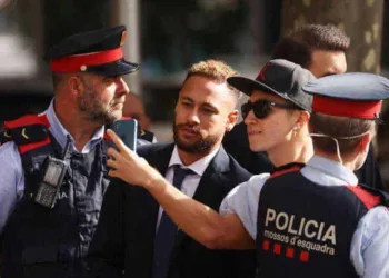 Neymar diz em julgamento que assinava todos os documentos que o seu pai mandava