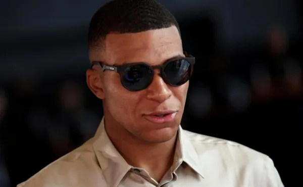Para 'barrar' Neymar, Mbappé teria pedido a contratação de três atacantes ao PSG
