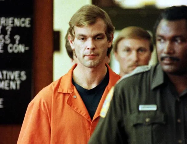 Pai de Jeffrey Dahmer pensa em processar Netflix por séries sobre serial killer