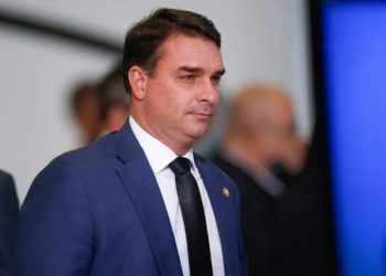 Expectativa é de 'virada histórica' para Bolsonaro, diz Flávio