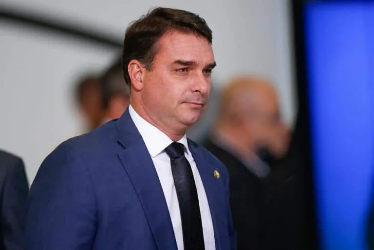 Expectativa é de 'virada histórica' para Bolsonaro, diz Flávio