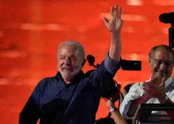 Dólar tem forte queda e Bolsa sobe no dia seguinte à eleição de Lula