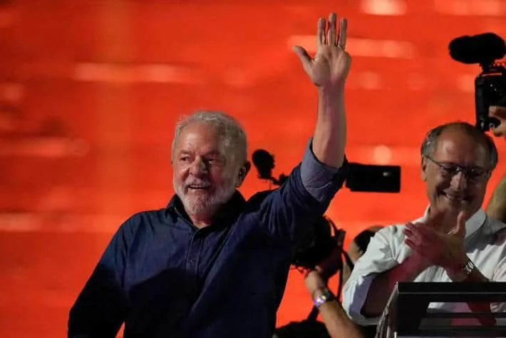 Dólar tem forte queda e Bolsa sobe no dia seguinte à eleição de Lula