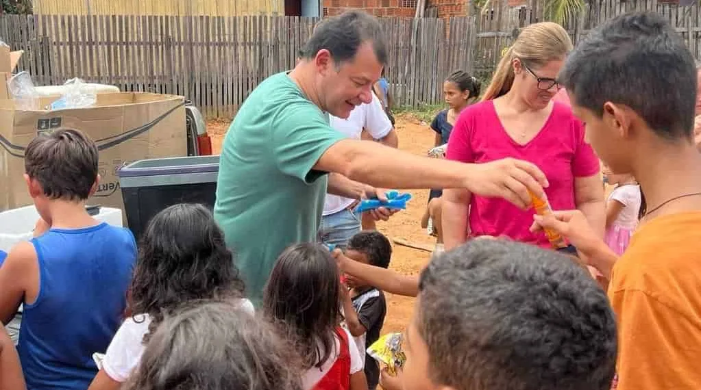 Roberto Duarte presenteia crianças dos bairros da Sapolândia e Caladinho
