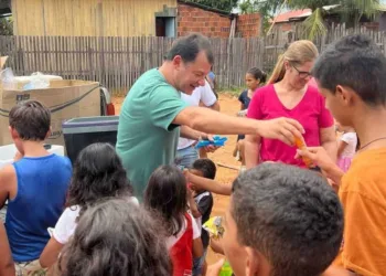 Roberto Duarte presenteia crianças dos bairros da Sapolândia e Caladinho