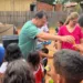 Roberto Duarte presenteia crianças dos bairros da Sapolândia e Caladinho