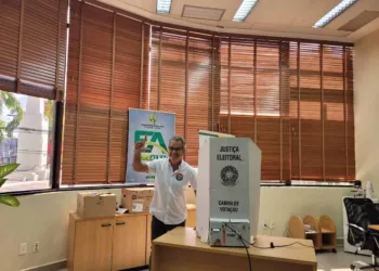 Jorge Viana vota na Assembleia Legislativa do Acre: 'compromisso de trabalhar para que o Brasil'