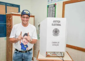 Gladson Cameli vota em Cruzeiro do Sul (Foto: Ascom)