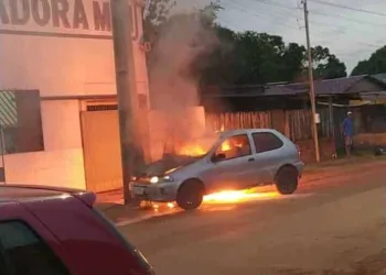 Carro pega fogo e motorista colide contra poste para frear veículo