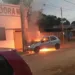 Carro pega fogo e motorista colide contra poste para frear veículo