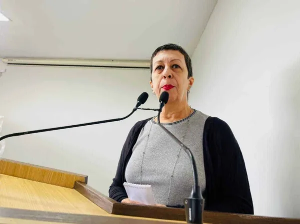 Artista que transformou luta contra câncer de mama em espetáculo defende investimentos em cultura na Câmara de Rio Branco