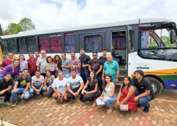 Estudantes são beneficiados com ônibus escolar oriundo de emenda parlamentar de Perpétua Almeida