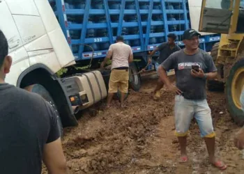 Caminhão de gás quase tomba e paralisa tráfego da BR-364 devido atoleiro na rodovia
