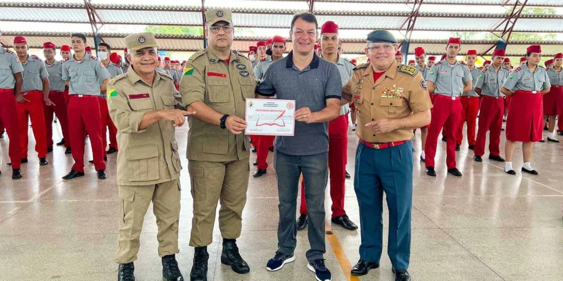 Deputado Roberto Duarte entrega smarts TVs no Colégio Militar Dom Pedro II
