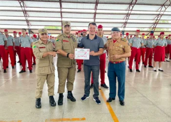 Deputado Roberto Duarte entrega smarts TVs no Colégio Militar Dom Pedro II