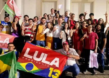 Em manifesto em frente ao Fórum Rio Branco, juristas, advogados e estudantes de Direito Acre declaram apoio a Lula