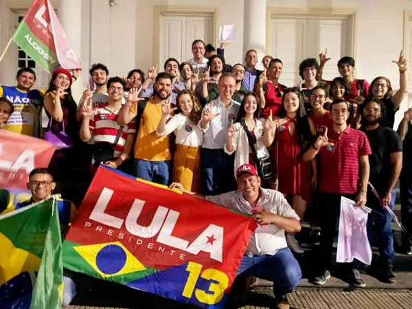 Em manifesto em frente ao Fórum Rio Branco, juristas, advogados e estudantes de Direito Acre declaram apoio a Lula
