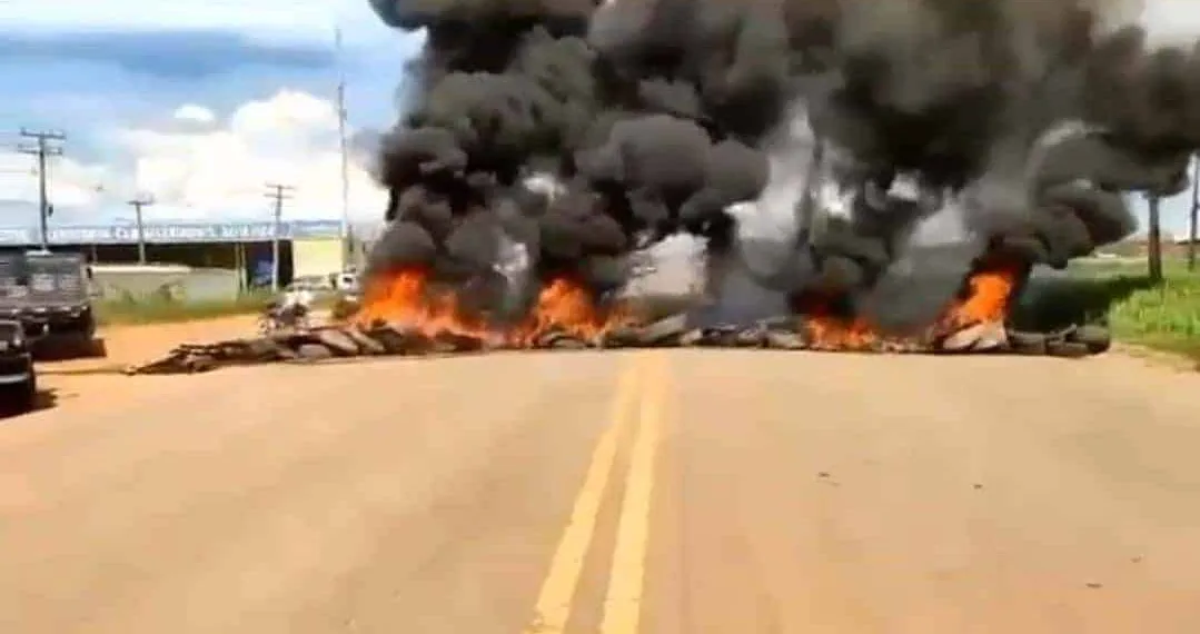 Em protesto contra o resultado da eleição, caminhoneiros interditam dois novos pontos em estradas do Acre