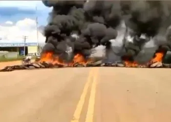 Em protesto contra o resultado da eleição, caminhoneiros interditam dois novos pontos em estradas do Acre