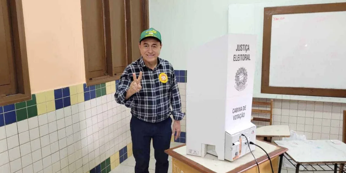 Prefeito Tião Bocalom vota na escola Serafim Salgado em Rio Branco