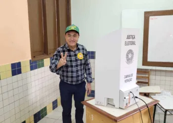 Prefeito Tião Bocalom vota na escola Serafim Salgado em Rio Branco