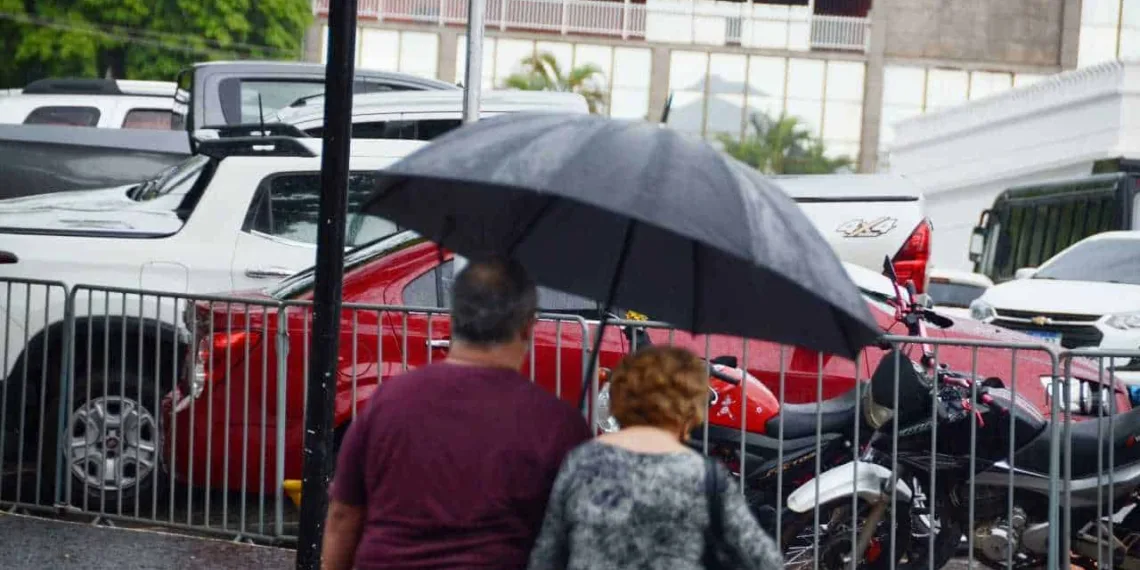 Na capital, Defesa Civil alerta para chuvas intensas nos próximos três meses