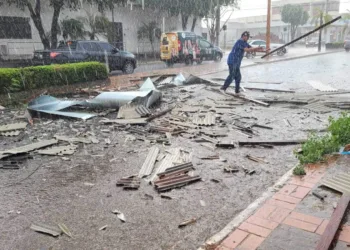 Chuva deixou casa destelhada