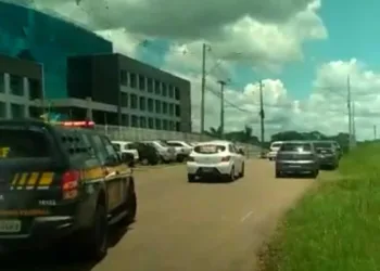 Fiscais são conduzidos à PF para prestar esclarecimentos por suposta boca de urna, em Rio Branco