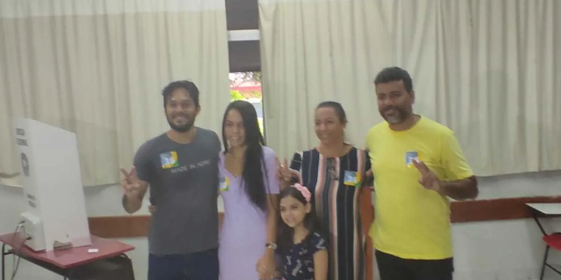 David Hall vota no Colégio Meta em Rio Branco: 'Espero ir para o segundo turno'