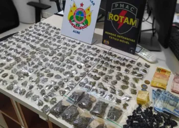 Polícia Militar prende dois homens por tráfico após serem entregues pelas esposas em Rio Branco