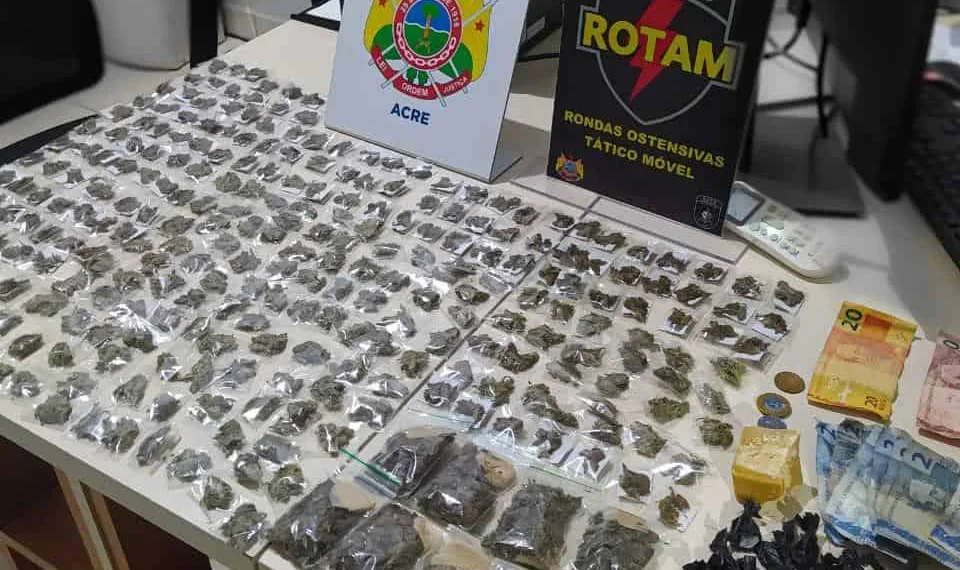 Polícia Militar prende dois homens por tráfico após serem entregues pelas esposas em Rio Branco