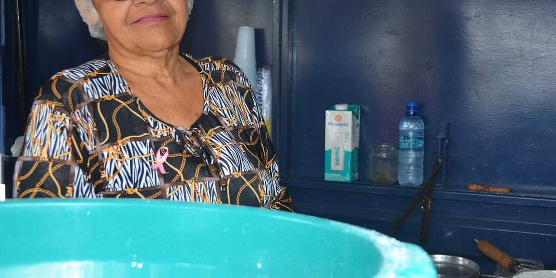Maria José, de 62 anos de idade, dona do carrinho de lanches ' Tapioca da Mazé'