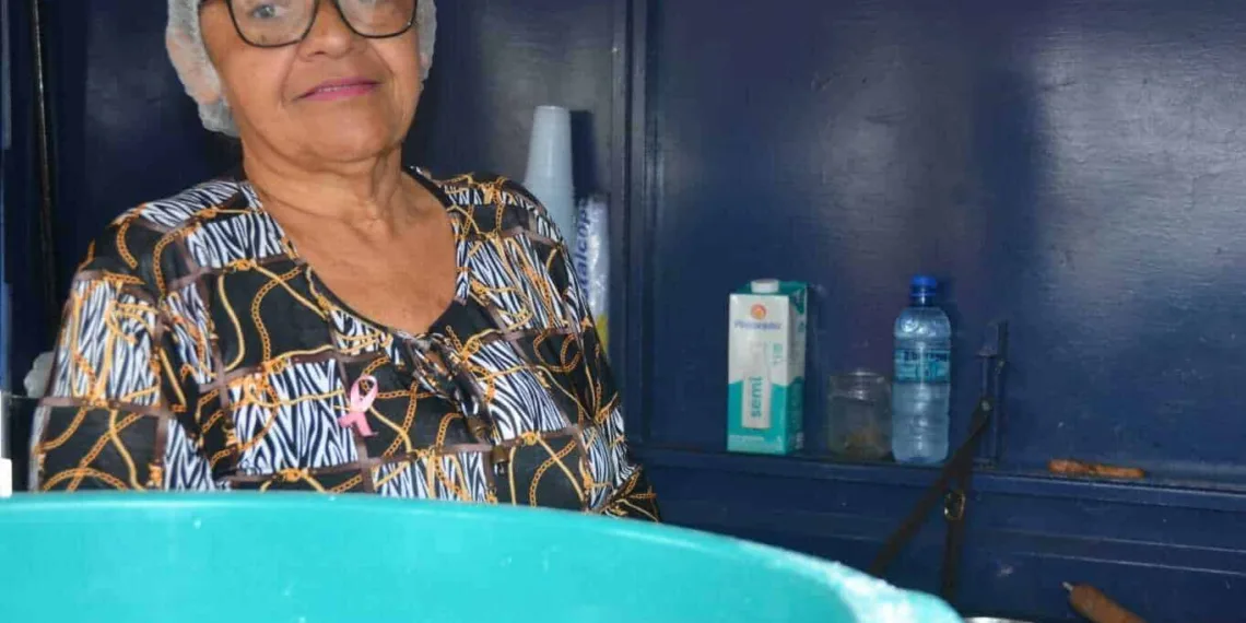Maria José, de 62 anos de idade, dona do carrinho de lanches ' Tapioca da Mazé'