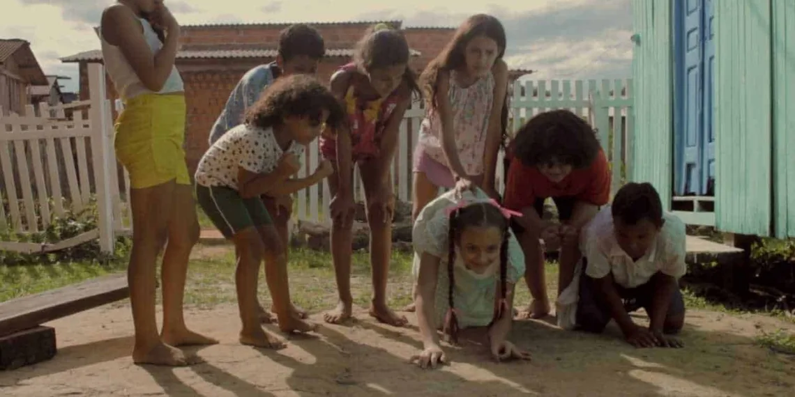 Filme acreano ‘Cabeça de Vento’ relembra as brincadeiras de infância com mais de 20 atores crianças