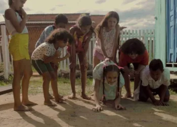 Filme acreano ‘Cabeça de Vento’ relembra as brincadeiras de infância com mais de 20 atores crianças