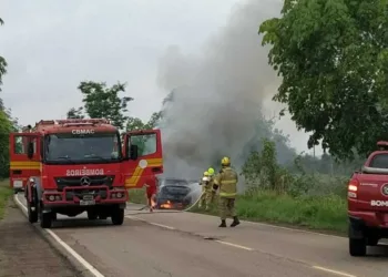 Motorista fica ferido após carro pegar fogo na estrada da Borracha, em Xapuri