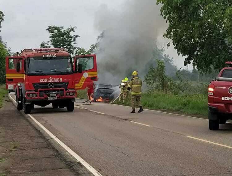 Motorista fica ferido após carro pegar fogo na estrada da Borracha, em Xapuri