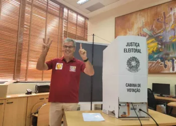 Jorge Viana vota na Assembleia Legislativa do Acre: 'indo para o 2º turno, nós vamos pacificar o Acre'