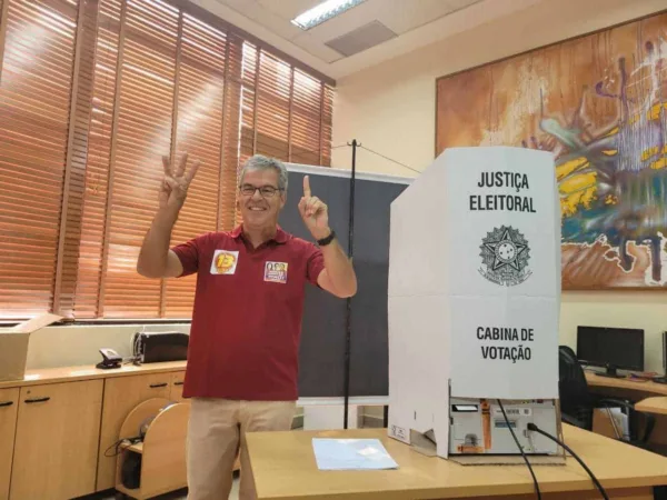 Jorge Viana vota na Assembleia Legislativa do Acre: 'indo para o 2º turno, nós vamos pacificar o Acre'