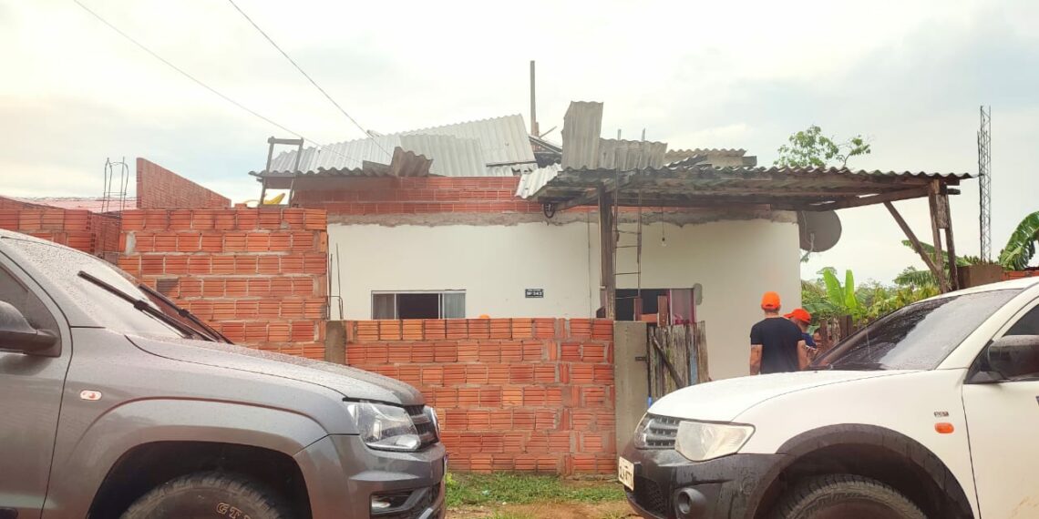 Laje desaba e dona de casa sofre escoriações durante temporal em Rio Branco
